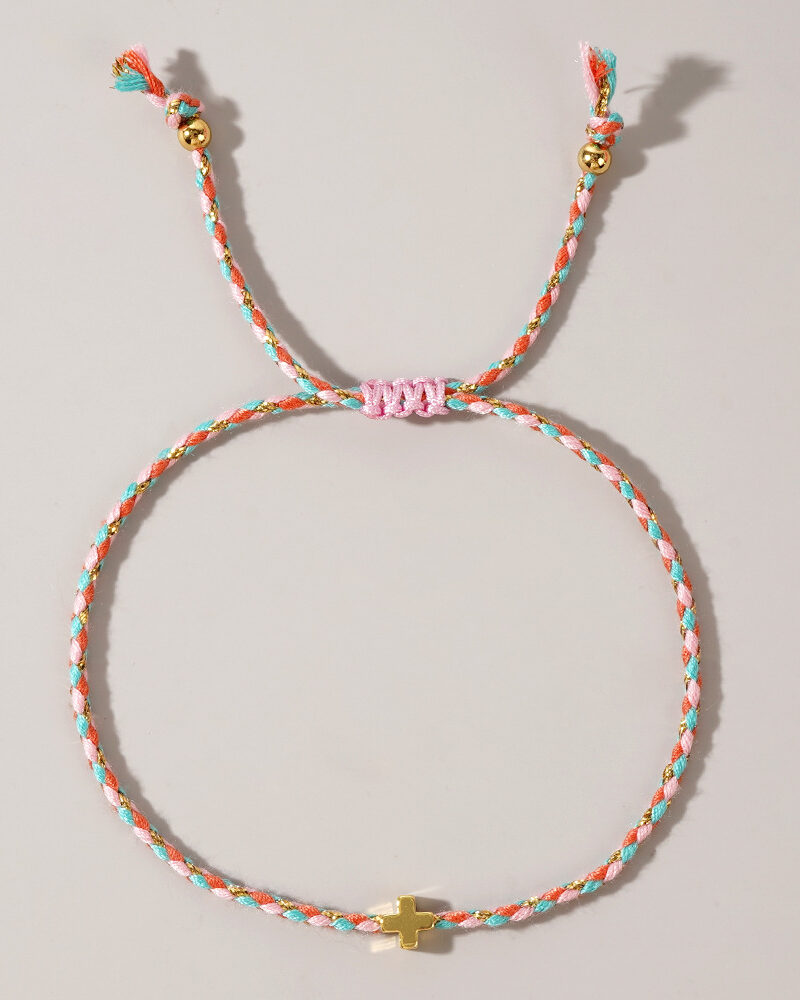 Pulsera de hilo rosa y celeste con dije de cruz