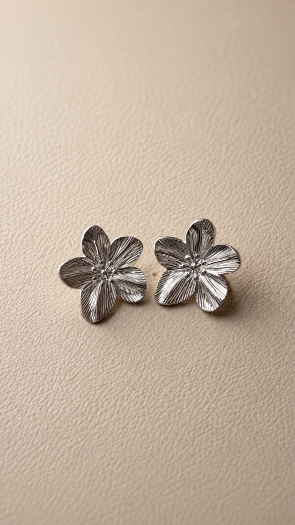 Aretes de flor color plateado