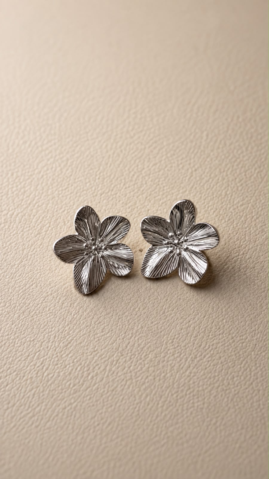 WhatsApp Image 2026-08-25 at 5.02.16 PM Aretes de flor color plateado
